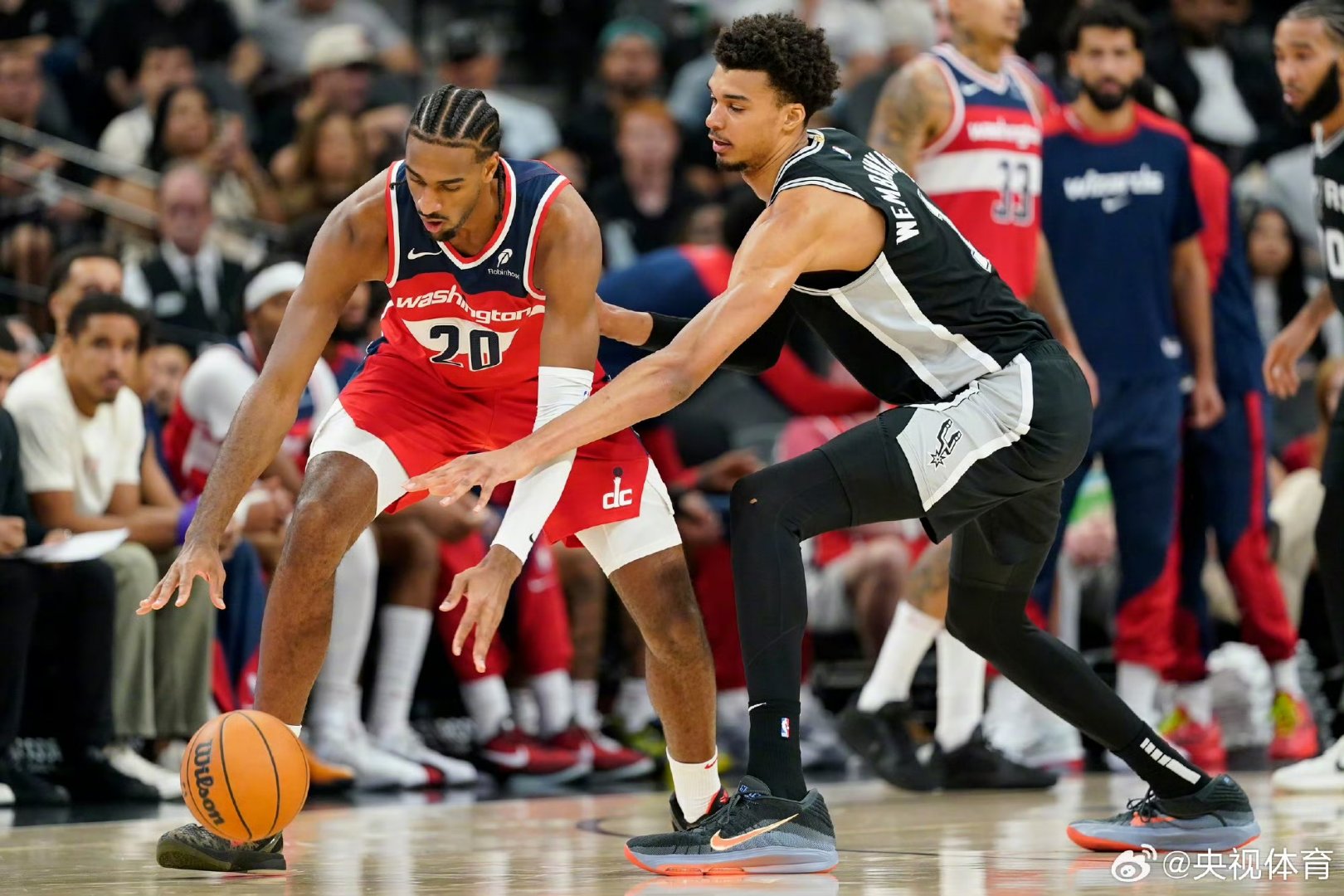 圣安东尼奥马刺发布备战花絮；今晚主帅复盘；葡超任务艰巨；更衣室氛围转暖的简单介绍